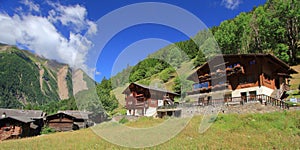 Tradicional de madera suizo casas en Alpes montana,, 