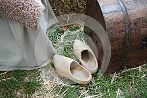 Traditionelle Holzschuhe auf dem Mittelaltermarkt photo