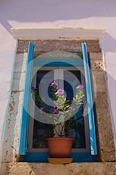 Traditionelles Grichicheches Fenster in weiÃŸ blau
