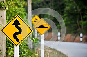 Traffic alerts downhill slope. Reduce speed and use a lower gear