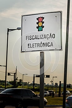 Traffic control signaling board in Brazilian Portuguese photo