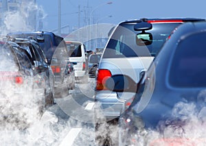 L'inquinamento dell'ambiente da gas combustibile di un'auto.