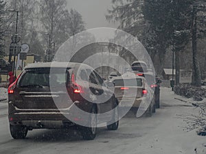 Dopravní zácpa během zimního sněžení na Slovensku