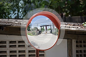 Traffic mirror, Mirror of spherical