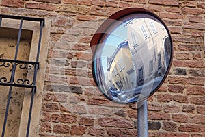 Traffic mirror, Mirror of spherical type reflecting the cross for improving visibility