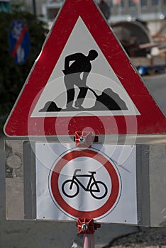 Traffic obstruction on the cycle path