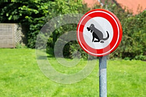 Traffic sign forbidden to let dogs poop here