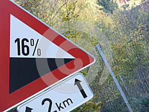 Traffic sign gradient 16%, steep