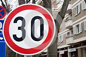 Traffic sign indicating that the speed limit is 30 km / h