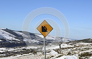 Traffic Sign: Steep descent sign.