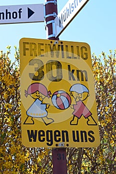 traffic sign: voluntarily 30 kph