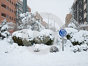 A traffic signal indicating a completely snowed roundabout at the Filomena pass