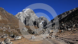 Trail leading towards Lobuche and Mount Lobuche East