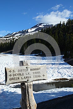A trail sign at Moraine Lake in the Oregon cascades.