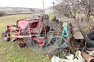 Trailed agricultural seeder