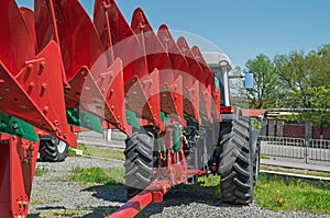 Trailed row crop plow