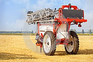 The trailed sprayer for leading field crops provides quality spraying in the agricultural sector