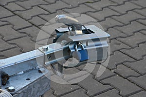 A trailer or caravan, if parked in a car park, must be locked with a special lock on the attachment. metal cover with suction lock