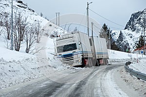 Remolque camión accidente resbaladizo sobre el la nieve acera 
