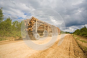 Přívěs nákladní auto naložený dřevěný protokoly 