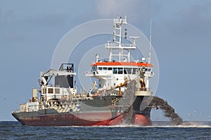 Trailing suction hopper dredger