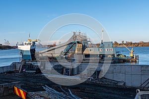 Trailing suction hopper dredger