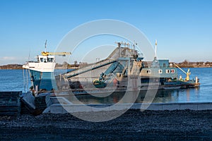 Trailing suction hopper dredger