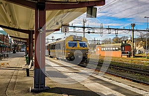 Train arrives and leaves at the trainstation