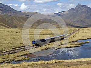 El tren va a través de región 