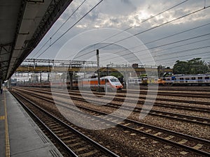 train paralle the rail