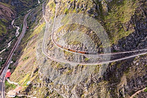 Turístico el tren un viaje ruta a través de montanas 