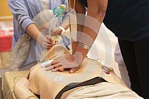 A trainee perform chest compression with another nurse ventilate