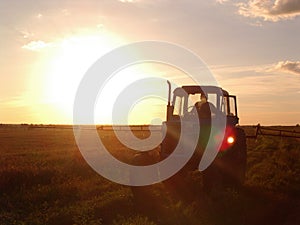 Traktor in sunset