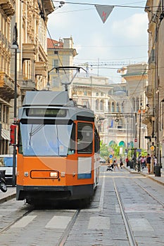 Tram arancione a milano in italia