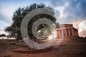 Tramonto alla Valle dei Templi ad Agrigento - Sicilia