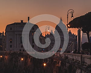 Tramonto a roma con vista su piazza san pietro