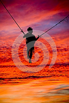 Trampolino sul bellissimo tramonto 