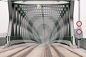Tramvajový most přes řeku Dunaj v městském městě Bratislava, Slovensko. Moderní konstrukce se staronovým mostem.