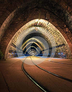 Električkový tunel v noci