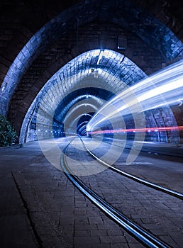 Električkový tunel v noci s električkovým svetlom