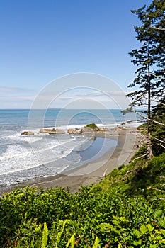 Tranquil Coastline: Clear Sky, Horizon over Water, and Waves