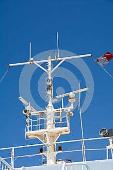 Transceiver antenna system on a carferries