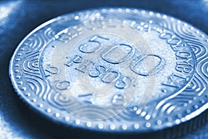 Translation: 500 Colombian pesos Republic of Colombia. Colombian coin 500 pesos close-up. Peso of Colombia. Blue tinted
