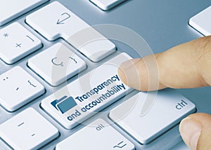 Transparentnosť a zodpovednosť nápis na modrý klávesnica kľúč 