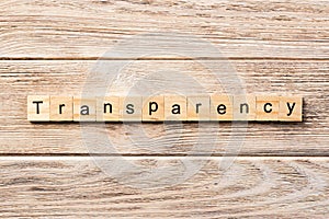 Transparentnosť slovo písomný na drevo blokovať. transparentnosť na stôl 