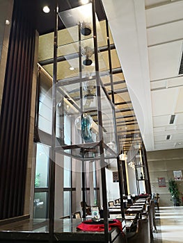 Transparent glass wall in the diningroom