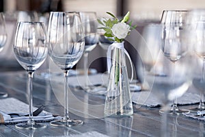 Priehľadný nastavenie sklo kvety na stôl v reštaurácia. víno a voda okuliare stať na drevený stôl 