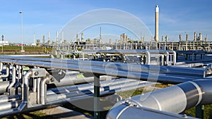 Transport of crude oil to a refinery - pipelines and buildings o