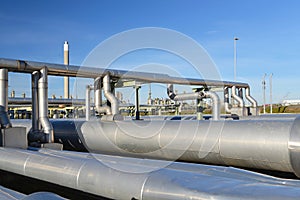 Transport of crude oil to a refinery - pipelines and buildings o