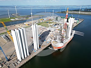 A transport ship for constructing an offshore windpark
